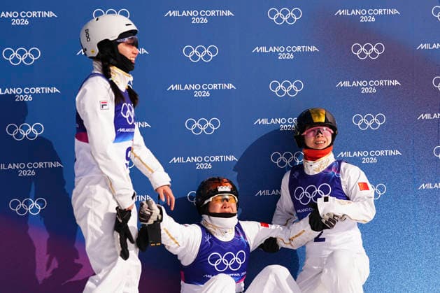(260218) -- LIVIGNO, Feb. 18, 2026 -- Shao Qi, Xu Mengtao and Kong Fanyu (L-R) of China react after the freestyle skiing women s aerials final 2 at the Milan-Cortina 2026 Olympic Winter games, Winterspiele,Spiele, Summer games in Livigno, Italy, Feb. 18, 2026. ) (MICO2026)ITALY-LIVIGNO-OLYMPIC WINTER GAMES-FREESTYLE SKIING-WOMEN S AERIALS-FINAL WuxHuiwo 