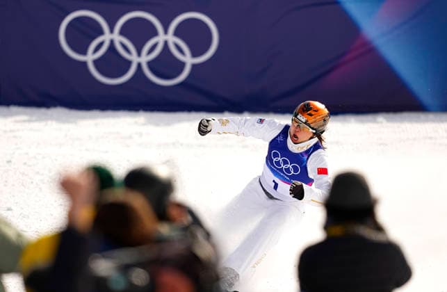 (260218) -- LIVIGNO, Feb. 18, 2026 -- Xu Mengtao of China celebrates after the freestyle skiing women s aerials final 2 at the Milan-Cortina 2026 Olympic Winter games, Winterspiele,Spiele, Summer games in Livigno, Italy, Feb. 18, 2026. ) (MICO2026)ITALY-LIVIGNO-OLYMPIC WINTER GAMES-FREESTYLE SKIING-WOMEN S AERIALS-FINAL WuxHuiwo 