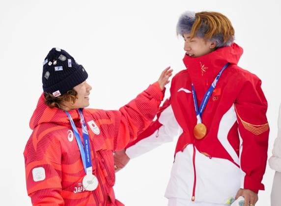 Milan Cortina Olympics: Snowboard Gold medalist Su Yiming (R) of China and silver medalist Taiga Hasegawa of Japan congratulate each other after the men s snowboard slopestyle medal ceremony at the Milan Cortina Olympics on Feb. 18, 2026, at Livigno Snow Park in Livigno, Italy.  A14AA0005300439P