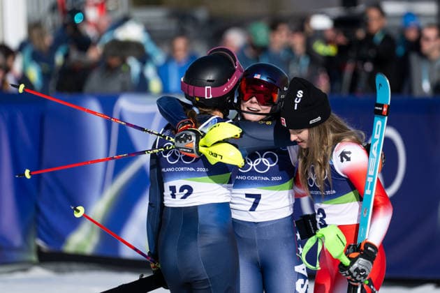 SHIFFRIN Mikaela (USA) jubelt im Ziel ueber Sieg und Gold Medaille und umarmt SWENN LARSSON Anna (Schweden), RAST Camille (Schweiz), ITA, Olympische Spiele Milano Cortina 2026, Olympia, Ski Alpin, Slalom Damen, 18.02.2026 ITA, Olympische Spiele Milano Cortina 2026, Olympia, Ski Alpin, Slalom Damen, 18.02.2026 Cortina d Ampezzo *** SHIFFRIN Mikaela USA celebrates victory and gold medal at the finish line and hugs SWENN LARSSON Anna Sweden , RAST Camille Switzerland , ITA, Olympic Games Milano Cortina 2026, Olympia, Alpine Skiing, Slalom Women, 18 02 2026 ITA, Olympic Games Milano Cortina 2026, Olympia, Alpine Skiing, Slalom Women, 18 02 2026 Cortina d Ampezzo Copyright: xEibner-Pressefoto Memmlerx EP_MMR