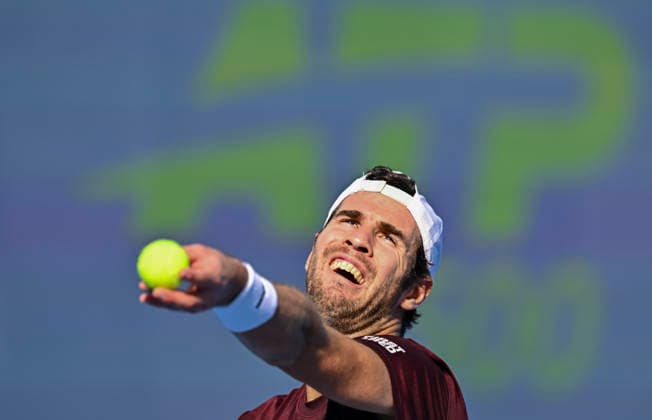 ATP, Tennis Herren QATAR EXXONMOBIL OPEN-ROUND OF Karen Khachanov of Russia competes against Marton Fucsovics of Hungary during their men s singles round of 16 match at the ATP Qatar Exxonmobil Open 2026 tennis tournament at the Khalifa International Tennis Complex in Doha, Qatar, on February 18, 2026. DOHA Qatar Copyright: xNOUSHADx