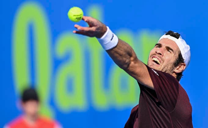 ATP, Tennis Herren QATAR EXXONMOBIL OPEN-ROUND OF Karen Khachanov of Russia competes against Marton Fucsovics of Hungary during their men s singles round of 16 match at the ATP Qatar Exxonmobil Open 2026 tennis tournament at the Khalifa International Tennis Complex in Doha, Qatar, on February 18, 2026. DOHA Qatar Copyright: xNOUSHADx