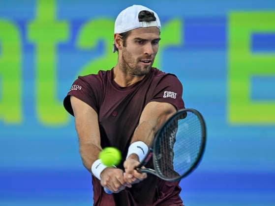 ATP, Tennis Herren QATAR EXXONMOBIL OPEN-ROUND OF Karen Khachanov of Russia competes against Marton Fucsovics of Hungary during their men s singles round of 16 match at the ATP Qatar Exxonmobil Open 2026 tennis tournament at the Khalifa International Tennis Complex in Doha, Qatar, on February 18, 2026. DOHA Qatar Copyright: xNOUSHADx