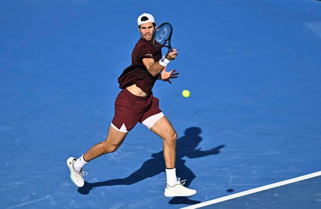 ATP, Tennis Herren QATAR EXXONMOBIL OPEN-ROUND OF Karen Khachanov of Russia competes against Marton Fucsovics of Hungary during their men s singles round of 16 match at the ATP Qatar Exxonmobil Open 2026 tennis tournament at the Khalifa International Tennis Complex in Doha, Qatar, on February 18, 2026. DOHA Qatar Copyright: xNOUSHADx