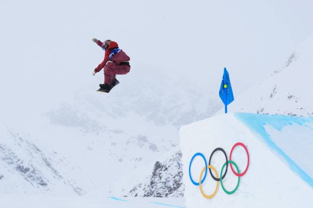 February 18, 2026, Livigno, Italy: Canada s Juliette Pelchat competes in run two of the women s snowboard slopestyle at the Milano Cortina 2026 Winter Olympic Games, Olympische Spiele, Olympia, OS in Livigno, Italy, Wednesday, Feb. 18, 2026. Canada News - February 18, 2026  - ZUMAc35_ 20260218_zaf_c35_034 Copyright: xSeanxKilpatrickx