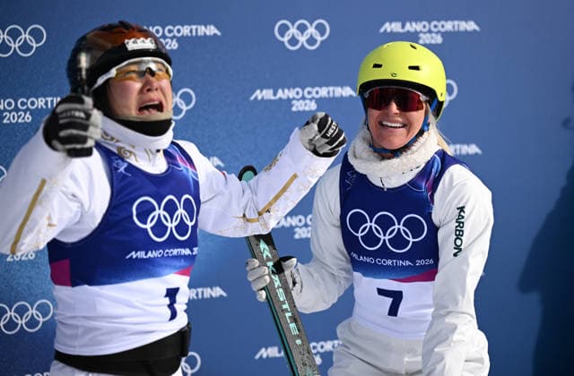2026 WINTER Olympic Games, Olympische Spiele, Olympia, OS Silver medalist Danielle Scott of Australia looks on to gold medalist Mengtao Xu of China (left) celebrating following the Women™s Aerials super final at Livigno Snow Park on day 11 of the 2026 Milano Cortina Winter Olympic Games in Italy, Wednesday, February 18, 2026. ( NO ARCHIVING, EDITORIAL USE ONLY LIVIGNO SONDRIO ITALY  Copyright: xDANxHIMBRECHTSx 20260219113329088919