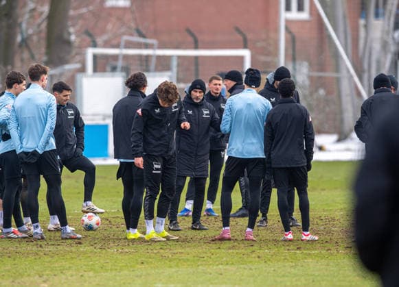 Soccer, Men, Season 2025 26, 2 Bundesliga, Hertha BSC, Training, Coach Stefan Leitl Hertha BSC talks in circles, 18 02 2026, Copyright: xSebastianxRäppold MatthiasxKochx