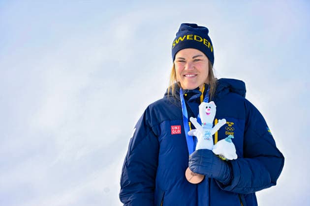 CORTINA, ITALIEN 20260218 Sveriges Anna Swenn-Larsson tar emot sin bronsmedalj efter damernas slalom i Cortina under vinter-OS i Milano Cortina, Italien. *** Bilden ingar i SPORTPAKET. För övriga BETALBILD *** CORTINA ITALIEN x10050x *** CORTINA, ITALY 20260218 Swedens Anna Swenn Larsson receives her bronze medal after the womens slalom in Cortina during the Winter Olympics in Milan Cortina, Italy Picture in SPORTPAKET For others PAYPICTURE CORTINA ITALY x10050x  Copyright: xPontusxLundahl TTx OS 2026 ALPINT DAMERNAS SLALOM