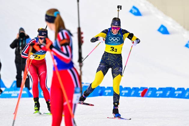 ANTERSELVA, ITALIEN 20260218 Sveriges Elvira Öberg, bakom är Norges Karoline Offigstad Knotten som ska lämna över till Maren Kirkeeide (förgrunden) under damernas skidskyttestafett, 4x6 km, under vinter-OS i Anterselva, Italien. *** Bilden ingar i SPORTPAKET. För övriga BETALBILD *** ANTERSELVA ITALIEN x10030x *** ANTERSELVA, ITALY 20260218 Swedens Elvira Öberg, behind is Norways Karoline Offigstad Knotten who will hand over to Maren Kirkeeide in the foreground during the womens biathlon relay, 4x6 km, during the Winter Olympics in Anterselva, Italy Picture in SPORT PACKAGE For others PAY PICTURE ANTERSELVA ITALY x10030x  Copyright: xJonasxEkströmer TTx OS 2026 SKIDSKYTTESTAFETT DAMER