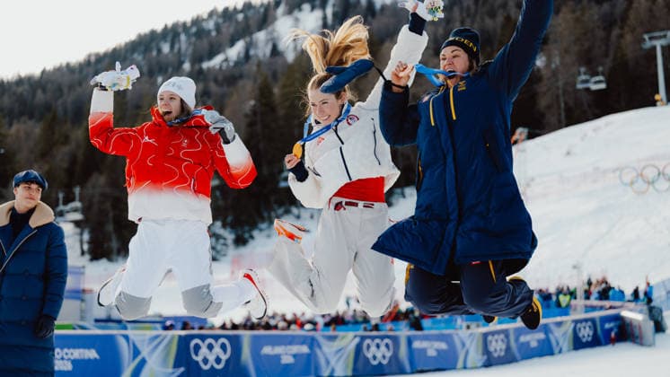 OLYMPICS - Winter Olympic Games, Olympische Spiele, Olympia, OS Milano Cortina 2026 CORTINA D AMPEZZO,ITALY,18.FEB.26 - OLYMPICS, ALPINE SKIING - Winter Olympic Games Milano Cortina 2026, slalom, women, medal ceremony. Image shows the rejoicing of Paula Moltzan (USA), Mikaela Shiffrin (USA) and Anna Swenn Larsson (SWE). Keywords: medal  GEPAxpictures xAlexanderxSolc
