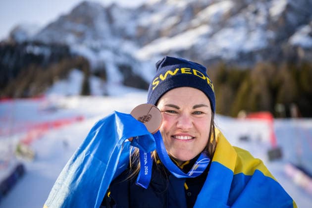 260218 Anna Swenn Larsson of Sweden poses with her bronze medal and a Swedish flag after women s alpine skiing slalom during day 12 of the 2026 Winter Olympics on February 18, 2026 in Cortina. Photo: Joel Marklund BILDBYRAN kod JM JM0797 bbeng alpint alpine skiing Olympic Games, Olympische Spiele, Olympia, OS olympics winter olympics os ol olympiska spel vinter-os olympiske leker milano cortina 2026 milan cortina 2026 milano cortina 2026 olympic games milano cortina 2026 winter olympic games milano cortina-os milano cortina-ol vinter-ol slalam dam Sverige OS-brons brons medalj bronsmedalj *** 260218 Anna Swenn Larsson of Sweden poses with her bronze medal and a Swedish flag after women s alpine skiing slalom during day 12 of the 2026 Winter Olympics on February 18, 2026 in Cortina Photo Joel Marklund BILDBYRAN kod JM JM0797 bbeng alpine alpine skiing olympic games olympics winter olympics os ol olympiska spel vinter os olympiske leker milano cortina 2026 milan cortina 2026 milano cortina 2026 olympic games milano cortina 2026 winter olympic games milano cortina os milano cortina ol vinter ol slalam dam Sverige OS brons brons medalj bronsmedalj  Copyright: JOELxMARKLUND BB260218JM232