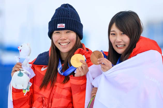 OLYMPICS - Winter Olympic Games, Olympische Spiele, Olympia, OS Milano Cortina 2026 LIVIGNO,ITALY,18.FEB.26 - OLYMPICS, SNOWBOARD - Winter Olympic Games Milano Cortina 2026, slopestyle, women, final, medal ceremony. Image shows the rejoicing of Zoi Sadowski Synnott (NZL), Mari Fukada (JPN) and Kokomo Murase (JPN). Keywords: medal, mascot.  GEPAxpictures xWolfgangxGrebien
