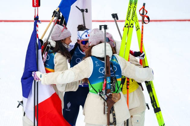 Antholz, Italien 18. Februar 2026: Biathlon Staffel 4 x 6 km Frauen - Olympia 2026 Im Bild: Camille Bened (FRA), Lou Jeanmonnot (FRA), Oceane Michelon (FRA) und Julia Simon (FRA) feiern den Sieg und Gold also Olympiasiegerinnen im Zielbereich. Anterselva Biathlon Arena *** Antholz, Italy 18 February 2026 Biathlon relay 4 x 6 km women Olympic Games 2026 In the picture Camille Bened FRA , Lou Jeanmonnot FRA , Oceane Michelon FRA and Julia Simon FRA celebrate the victory and gold medal in the finish area Anterselva Biathlon Arena Copyright: xFotostandx xHettichx