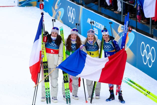 Antholz, Italien 18. Februar 2026: Biathlon Staffel 4 x 6 km Frauen - Olympia 2026 Im Bild: Camille Bened (FRA), Lou Jeanmonnot (FRA), Oceane Michelon (FRA) und Julia Simon (FRA) feiern den Sieg und Gold also Olympiasiegerinnen im Zielbereich. Anterselva Biathlon Arena *** Antholz, Italy 18 February 2026 Biathlon relay 4 x 6 km women Olympic Games 2026 In the picture Camille Bened FRA , Lou Jeanmonnot FRA , Oceane Michelon FRA and Julia Simon FRA celebrate the victory and gold medal in the finish area Anterselva Biathlon Arena Copyright: xFotostandx xHettichx