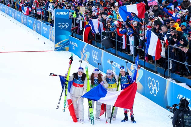 Antholz, Italien 18. Februar 2026: Biathlon Staffel 4 x 6 km Frauen - Olympia 2026 Im Bild: Camille Bened (FRA), Lou Jeanmonnot (FRA), Oceane Michelon (FRA) und Julia Simon (FRA) feiern den Sieg und Gold also Olympiasiegerinnen im Zielbereich. Im Hintergrund feiernde Fans mit Fahnen. Schlussjubel, Schlußjubel, Emotion, Freude, Anterselva Biathlon Arena *** Antholz, Italy 18 February 2026 Biathlon Relay 4 x 6 km Women Olympic Games 2026 In the picture Camille Bened FRA , Lou Jeanmonnot FRA , Oceane Michelon FRA and Julia Simon FRA celebrate the victory and gold so Olympic champions in the finish area In the background celebrating fans with flags Final cheers, final cheers, emotion, joy, Anterselva Biathlon Arena Copyright: xFotostandx xHettichx