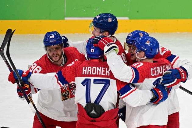 XXV Winter Olympic Games, Olympische Spiele, Olympia, OS in Milan, Italy, on February 18, 2026. Men s Ice hockey, Eishockey preliminary round playoffs, Czech Republic vs. Canada. David Pastrnak of Czech Republic, left, celebrates second goal with hockey players of Czech Team. (CTKxPhoto MichalxKamaryt) CTKPhotoP2026021808245  CTKPhotoP2026021808245