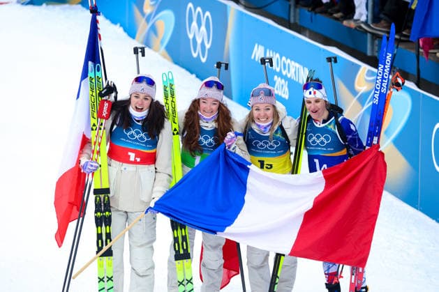 Antholz, Italien 18. Februar 2026: Biathlon Staffel 4 x 6 km Frauen - Olympia 2026 Im Bild: Camille Bened (FRA), Lou Jeanmonnot (FRA), Oceane Michelon (FRA) und Julia Simon (FRA) feiern den Sieg und Gold also Olympiasiegerinnen im Zielbereich. Anterselva Biathlon Arena *** Antholz, Italy 18 February 2026 Biathlon relay 4 x 6 km women Olympic Games 2026 In the picture Camille Bened FRA , Lou Jeanmonnot FRA , Oceane Michelon FRA and Julia Simon FRA celebrate the victory and gold medal in the finish area Anterselva Biathlon Arena Copyright: xFotostandx xHettichx