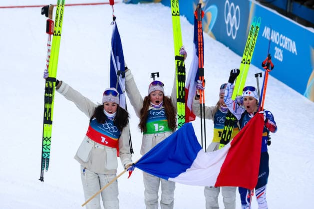 Antholz, Italien 18. Februar 2026: Biathlon Staffel 4 x 6 km Frauen - Olympia 2026 Im Bild: Camille Bened (FRA), Lou Jeanmonnot (FRA), Oceane Michelon (FRA) und Julia Simon (FRA) feiern den Sieg und Gold also Olympiasiegerinnen im Zielbereich. Anterselva Biathlon Arena *** Antholz, Italy 18 February 2026 Biathlon relay 4 x 6 km women Olympic Games 2026 In the picture Camille Bened FRA , Lou Jeanmonnot FRA , Oceane Michelon FRA and Julia Simon FRA celebrate the victory and gold medal in the finish area Anterselva Biathlon Arena Copyright: xFotostandx xHettichx