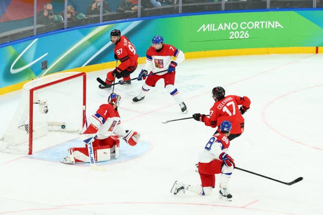 February 18, 2026, Milan, Lombardy, Italy: MACKLIN CELEBRINI 17 of Canada shoots and scores his side s first goal Quarterfinal game between Team Canada (CAN) and Team Czechia (CZE) at the Milano Cortina 2026 Olympic Games, Olympische Spiele, Olympia, OS Olympics 2026: Milano Cortina: Ice hockey, Eishockey Men: CAN:CZE  - ZUMAc179 20260218_oly_c179_025 Copyright: xMickaelxChavetx
