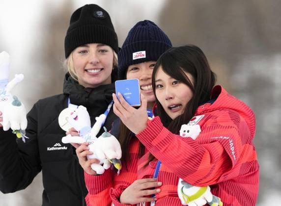 Milan Cortina Olympics: Snowboard Bronze medalist Kokomo Murase (R) of Japan takes a selfie with compatriot and gold medalist Mari Fukada (C) and silver medalist Zoi Sadowski Synnott of New Zealand during the women s snowboard slopestyle medal ceremony at the Milan Cortina Olympics on Feb. 18, 2026, at Livigno Snow Park in Livigno, Italy.  A14AA0005300759P