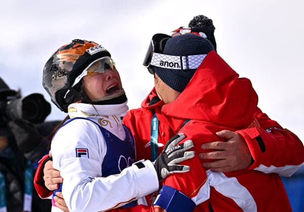 (260218) -- LIVIGNO, Feb. 18, 2026 -- Xu Mengtao (L) of China reacts after the freestyle skiing women s aerials final 2 at the Milan-Cortina 2026 Olympic Winter games, Winterspiele,Spiele, Summer games in Livigno, Italy, Feb. 18, 2026. ) (MICO2026)ITALY-LIVIGNO-OLYMPIC WINTER GAMES-FREESTYLE SKIING-WOMEN S AERIALS-FINAL ZhangxHongxiang 