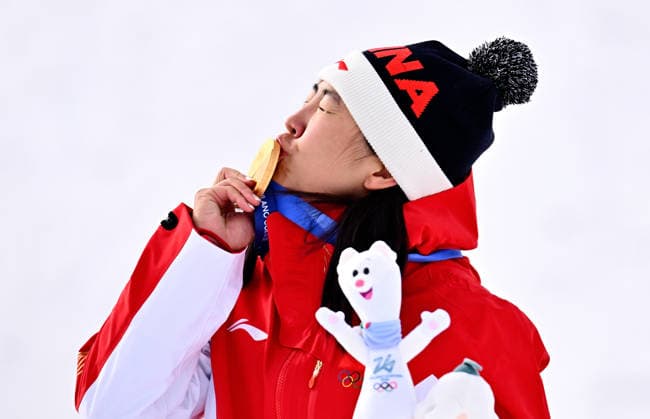 (260218) -- LIVIGNO, Feb. 18, 2026 -- Gold medalist Xu Mengtao of China kisses her medal during the awarding ceremony for the freestyle skiing women s aerials at the Milan-Cortina 2026 Olympic Winter games, Winterspiele,Spiele, Summer games in Livigno, Italy, Feb. 18, 2026. ) (MICO2026)ITALY-LIVIGNO-OLYMPIC WINTER GAMES-FREESTYLE SKIING-WOMEN S AERIALS-FINAL ZhangxHongxiang 