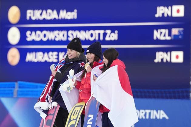 Milan Cortina Olympics: Snowboard Mari Fukada (C) of Japan poses after winning the women s snowboard slopestyle gold at the Milan Cortina Olympics on Feb. 18, 2026, at Livigno Snow Park in Livigno, Italy, alongside silver medalist Zoi Sadowski Synnott (L) of New Zealand and bronze medalist Kokomo Murase of Japan.  A14AA0005300765P