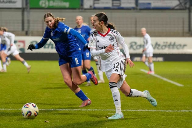 18 02 2026, Hänsch Arena, Meppen, GER, 2 Frauen Bundesliga SV Meppen vs Eintr Frankfurt II, FfM 32 and Laura Bröring SV Meppen 6 DFL REGULATIONS PROHIBIT ANY USE OF PHOTOGRAPHS AS IMAGE SEQUENCES AND OR QUASI VIDEO Meppen Lower Saxony Germany Hänsch Arena