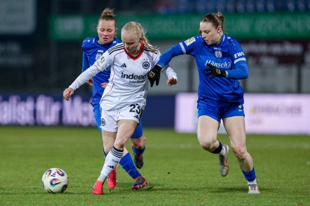 from left Lilly Bartke SV Meppen, 24 , Keira Bednorz Eintracht Frankfurt II, 23 and Marleen Kropp SV Meppen, 9 in duel, duel, dynamics, action, action, game scene, THE DFB REGULATIONS PROHIBIT ANY USE OF PHOTOGRAPHS AS IMAGE SEQUENCES AND OR QUASI VIDEO , 18 02 2026, Meppen Germany , Football, 2 Womens Bundesliga, SV Meppen Eintracht Frankfurt II xobx