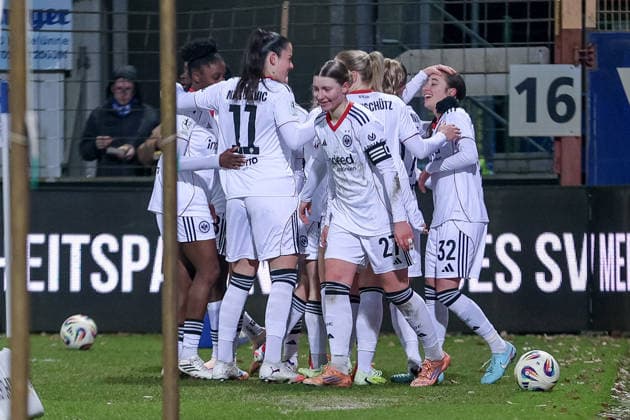 Players of Eintracht Frankfurt II with goal celebration, cheering, jubilant, optimistic, game scene, highlight, joy about the goal to 0 1, THE DFB REGULATIONS PROHIBIT ANY USE OF PHOTOGRAPHS AS IMAGE SEQUENCES AND OR QUASI VIDEO , 18 02 2026, Meppen Germany , Football, 2 Womens Bundesliga, SV Meppen Eintracht Frankfurt II xobx