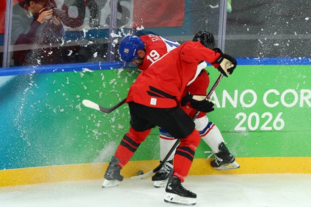 February 18, 2026, Milan, Lombardy, Italy: DEVON TOEWS 7 of Canada and JAKUB FLEK 19 of Czechia fight for the puck during the Quarterfinal game between Team Canada (CAN) and Team Czechia (CZE) at the Milano Cortina 2026 Olympic Games, Olympische Spiele, Olympia, OS Olympics 2026: Milano Cortina: Ice hockey, Eishockey Men: CAN:CZE  - ZUMAc179 20260218_oly_c179_043 Copyright: xMickaelxChavetx