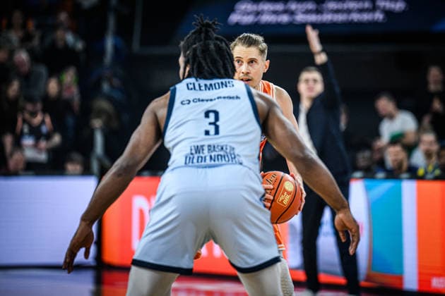 Neu Ulm, Germany, 18 02 26 Chris Clemons EWE Baskets Oldenburg and Thomas Klepeisz ratiopharm ulm battle for the ball during the Basketball Bundesliga match between ratiopharm ulm vs EWE Baskets Oldenburg at ratiopharm Arena on February 18, 2026 in Neu Ulm, Germany Photo by Harry Langer DeFodi Images ratiopharm Arena, Germany, 18 02 26 Chris Clemons EWE Baskets Oldenburg and Thomas Klepeisz ratiopharm ulm battle for the ball during the Basketball Bundesliga match between ratiopharm ulm vs EWE Baskets Oldenburg at Neu Ulm on February 18, 2026 in ratiopharm Arena, Germany Photo by Harry Langer DeFodi Images Photo by Harry Langer DeFodi Images