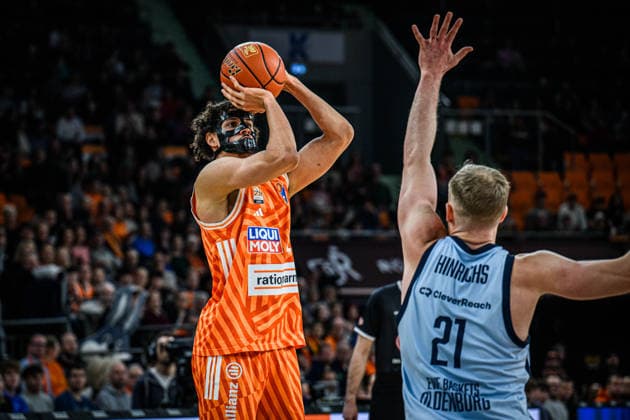 Neu Ulm, Germany, 18 02 26 Alec Anigbata ratiopharm ulm and Seth Hinrichs EWE Baskets Oldenburg battle for the ball during the Basketball Bundesliga match between ratiopharm ulm vs EWE Baskets Oldenburg at ratiopharm Arena on February 18, 2026 in Neu Ulm, Germany Photo by Harry Langer DeFodi Images ratiopharm Arena, Germany, 18 02 26 Alec Anigbata ratiopharm ulm and Seth Hinrichs EWE Baskets Oldenburg battle for the ball during the Basketball Bundesliga match between ratiopharm ulm vs EWE Baskets Oldenburg at Neu Ulm on February 18, 2026 in ratiopharm Arena, Germany Photo by Harry Langer DeFodi Images Photo by Harry Langer DeFodi Images
