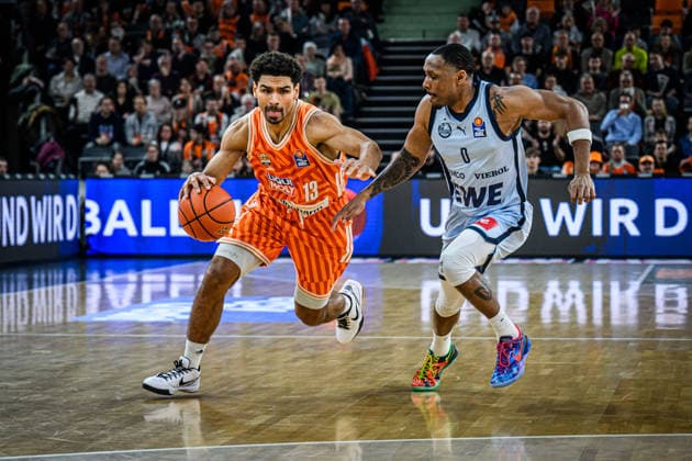 Neu Ulm, Germany, 18 02 26 Mark Smith ratiopharm ulm and Kyle Lofton EWE Baskets Oldenburg battle for the ball during the Basketball Bundesliga match between ratiopharm ulm vs EWE Baskets Oldenburg at ratiopharm Arena on February 18, 2026 in Neu Ulm, Germany Photo by Harry Langer DeFodi Images ratiopharm Arena, Germany, 18 02 26 Mark Smith ratiopharm ulm and Kyle Lofton EWE Baskets Oldenburg battle for the ball during the Basketball Bundesliga match between ratiopharm ulm vs EWE Baskets Oldenburg at Neu Ulm on February 18, 2026 in ratiopharm Arena, Germany Photo by Harry Langer DeFodi Images Photo by Harry Langer DeFodi Images