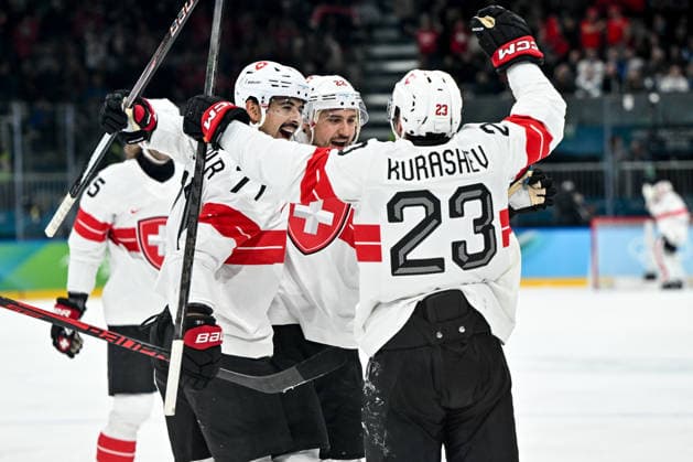 18 02 2026, Milano, Rho Ice hockey, Eishockey Arena, Winter Olympics: Finland - Switzerland (Ice Hockey), Nino Niederreiter of Switzerland (C) celebrate his goal with Jonas Siegenthaler of Switzerland (L) and Philipp Kurashev of Switzerland (R) Milano Rho Ice Hockey Arena Lombardy Italy *** 18 02 2026, Milano, Rho Ice Hockey Arena, Winter Olympics Finland Switzerland Ice Hockey , Nino Niederreiter of Switzerland C celebrate his goal with Jonas Siegenthaler of Switzerland L and Philipp Kurashev of Switzerland R Milano Rho Ice Hockey Arena Lombardy Italy Copyright: xJustPictures.ch AndreaxBrancax jp-en-AnBr-AB-AAB_579118022026