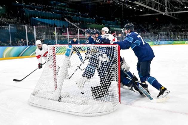 18 02 2026, Milano, Rho Ice hockey, Eishockey Arena, Winter Olympics: Finland - Switzerland (Ice Hockey), Damien Riat of Switzerland (L) scores a goal against goalkeeper Juuse Saros of Finland Milano Rho Ice Hockey Arena Lombardy Italy *** 18 02 2026, Milano, Rho Ice Hockey Arena, Winter Olympics Finland Switzerland Ice Hockey , Damien Riat of Switzerland L scores a goal against goalkeeper Juuse Saros of Finland Milano Rho Ice Hockey Arena Lombardy Italy Copyright: xJustPictures.ch AndreaxBrancax jp-en-AnBr-AB-DSC_006718022026