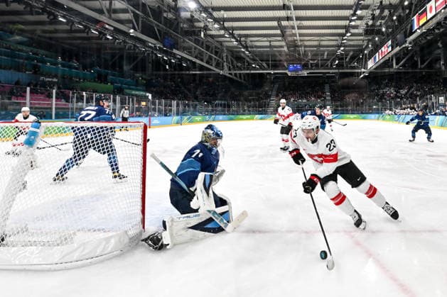 18 02 2026, Milano, Rho Ice hockey, Eishockey Arena, Winter Olympics: Finland - Switzerland (Ice Hockey), Philipp Kurashev of Switzerland skates by goalkeeper Juuse Saros of Finland Milano Rho Ice Hockey Arena Lombardy Italy *** 18 02 2026, Milano, Rho Ice Hockey Arena, Winter Olympics Finland Switzerland Ice Hockey , Philipp Kurashev of Switzerland skates by goalkeeper Juuse Saros of Finland Milano Rho Ice Hockey Arena Lombardy Italy Copyright: xJustPictures.ch AndreaxBrancax jp-en-AnBr-AB-DSC_997918022026