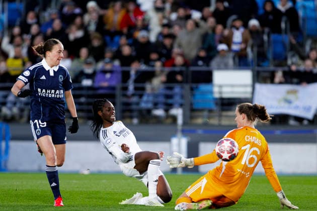 UEFA Women s Champions League - Real Madrid vs Paris FC MADRID, SPAIN -February 18:Naomie Feller of Real Madrid and Mylene Chavas of Paris FC in action during the UEFA Women s Champions League match between Real Madrid and Paris FC at Alfredo Di Stefano stadium in Madrid.(Photo by Guillermo Martinez f22photo) Madrid Alfredo Di Stefano Stadium Spain Copyright: xGuillermoxMartinezx