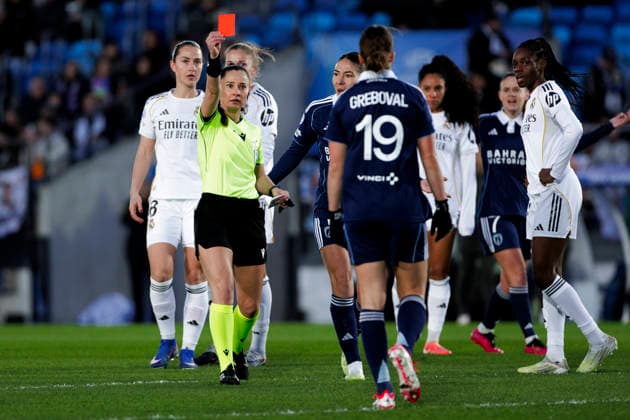 UEFA Women s Champions League - Real Madrid vs Paris FC MADRID, SPAIN -February 18:Thea Greboval of Paris FC, is expelled during the UEFA Women s Champions League match between Real Madrid and Paris FC at Alfredo Di Stefano stadium in Madrid.(Photo by Guillermo Martinez f22photo) Madrid Alfredo Di Stefano Stadium Spain Copyright: xGuillermoxMartinezx