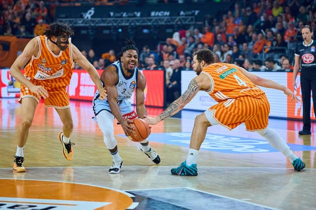 Alec Anigbata ratiopharm ulm, 21 , Chris Clemons EWE Baskets Oldenburg, 03 , Christopher Ledlum ratiopharm ulm, 04 GER, ratiopharm ulm vs EWE Baskets Oldenburg, Basketball, Matchday 19, EasyCredit BBL, Season 2025 2026, 18 02 2026 GER, ratiopharm ulm vs EWE Baskets Oldenburg, Basketball, Matchday 19, EasyCredit BBL, Season 2025 2026, 18 02 2026 Neu Ulm Copyright: xEibner-Pressefoto GeraldxOelze-dexStoppanyx EP_ODS