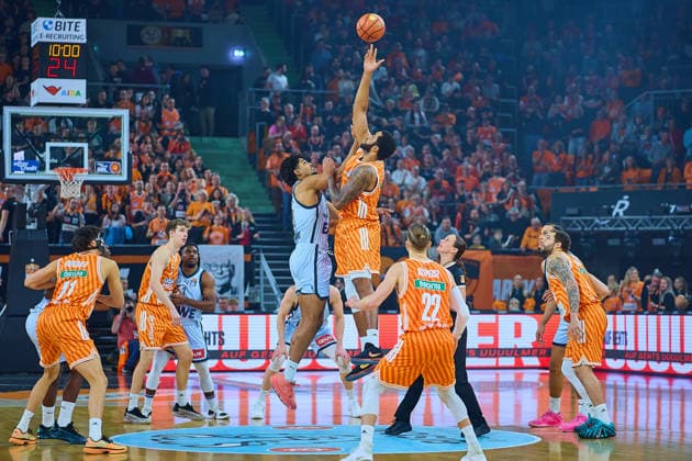 Joel Soriano ratiopharm ulm, 12 wins TippOff against Joel Harms EWE Baskets Oldenburg, 20 GER, ratiopharm ulm vs EWE Baskets Oldenburg, Basketball, Matchday 19, EasyCredit BBL, Season 2025 2026, 18 02 2026 GER, ratiopharm ulm vs EWE Baskets Oldenburg, Basketball, Matchday 19, EasyCredit BBL, Season 2025 2026, 18 02 2026 New Ulm Copyright: xEibner-Pressefoto GeraldxOelze-dexStoppanyx EP_ODS