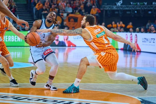 duel, duel between Chris Clemons EWE Baskets Oldenburg, 03 and Christopher Ledlum ratiopharm ulm, 04 GER, ratiopharm ulm vs EWE Baskets Oldenburg, Basketball, Matchday 19, EasyCredit BBL, Season 2025 2026, 18 02 2026 GER, ratiopharm ulm vs EWE Baskets Oldenburg, Basketball, Matchday 19, EasyCredit BBL, Season 2025 2026, 18 02 2026 New Ulm Copyright: xEibner-Pressefoto GeraldxOelze-dexStoppanyx EP_ODS