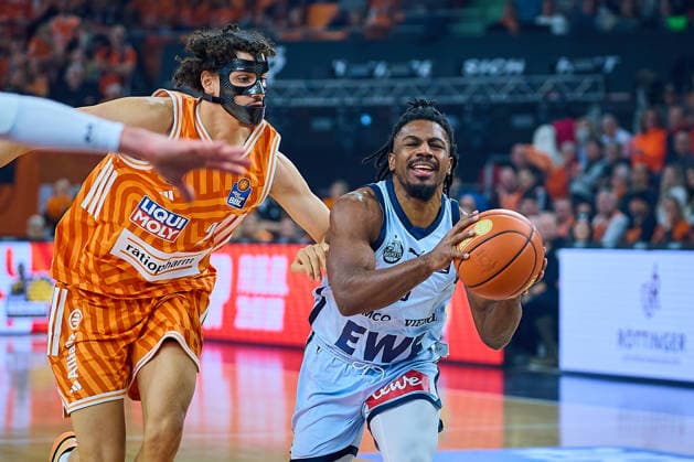 duel, duel between Alec Anigbata ratiopharm ulm, 21 , Chris Clemons EWE Baskets Oldenburg, 03 GER, ratiopharm ulm vs EWE Baskets Oldenburg, Basketball, Matchday 19, EasyCredit BBL, Season 2025 2026, 18 02 2026 GER, ratiopharm ulm vs EWE Baskets Oldenburg, Basketball, Matchday 19, EasyCredit BBL, Season 2025 2026, 18 02 2026 New Ulm Copyright: xEibner-Pressefoto GeraldxOelze-dexStoppanyx EP_ODS