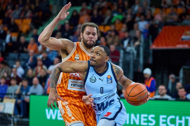 duel, duel between Christopher Ledlum ratiopharm ulm, 04 and Kyle Lofton EWE Baskets Oldenburg, 00 GER, ratiopharm ulm vs EWE Baskets Oldenburg, Basketball, Matchday 19, EasyCredit BBL, Season 2025 2026, 18 02 2026 GER, ratiopharm ulm vs EWE Baskets Oldenburg, Basketball, Matchday 19, EasyCredit BBL, Season 2025 2026, 18 02 2026 New Ulm Copyright: xEibner-Pressefoto GeraldxOelze-dexStoppanyx EP_ODS