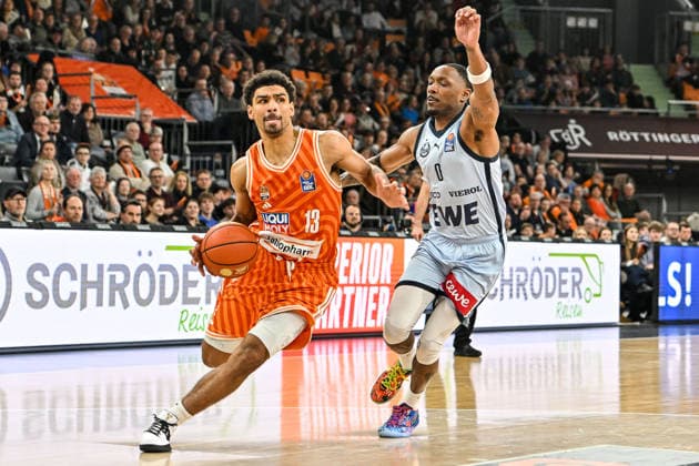 GER, BBL, ratiopharm Ulm vs EWE Baskets Oldenburg 18 02 2026, ratiopharm arena, Neu Ulm, GER, BBL, ratiopharm Ulm vs EWE Baskets Oldenburg, pictured Mark Smith Ulm, 13 , Kyle Lofton Oldenburg, 0 nordphotoxGmbHx xHafner nph00200