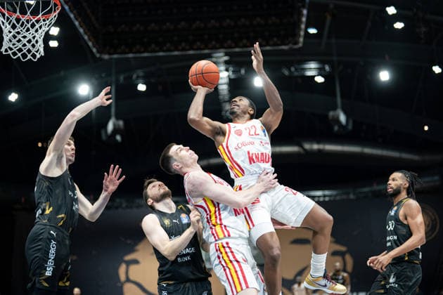 Johnathan Stove Nr 22 Wuerzburg Baskets in the air against Luka Scuka Nr 5 Basketball Loewen Braunschweig GER, Basketball Loewen Braunschweig vs Wuerzburg Baskets, Basketball, easyCredit BBL, Matchday 21, Season 2025 26, 18 02 2026 GER, Basketball Loewen Braunschweig vs Wuerzburg Baskets, Basketball, easyCredit BBL, Matchday 21, Season 2025 26, 18 02 2026 Braunschweig Copyright: xEibner-Pressefoto DanielxREINELTx EP_DRT