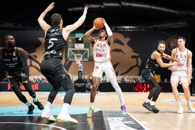 Marcus Carr Nr 5 Wuerzburg Baskets vs Luka Scuka Nr 5 Basketball Loewen Braunschweig GER, Basketball Loewen Braunschweig vs Wuerzburg Baskets, Basketball, easyCredit BBL, Matchday 21, Season 2025 26, 18 02 2026 GER, Basketball Loewen Braunschweig vs Wuerzburg Baskets, Basketball, easyCredit BBL, Matchday 21, Season 2025 26, 18 02 2026 Braunschweig Copyright: xEibner-Pressefoto DanielxREINELTx EP_DRT