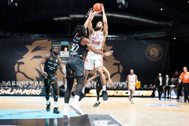 Davion Mintz Nr 10 Wuerzburg Baskets vs Chip Flanigan Nr 30 Basketball Loewen Braunschweig GER, Basketball Loewen Braunschweig vs Wuerzburg Baskets, Basketball, easyCredit BBL, Matchday 21, Season 2025 26, 18 02 2026 GER, Basketball Loewen Braunschweig vs Wuerzburg Baskets, Basketball, easyCredit BBL, Matchday 21, Season 2025 26, 18 02 2026 Braunschweig Copyright: xEibner-Pressefoto DanielxREINELTx EP_DRT