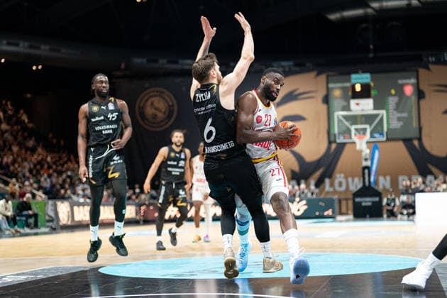 Eddy Edigin Nr 27 Wuerzburg Baskets vs Ferdinand Zylka Nr 6 Basketball Loewen Braunschweig GER, Basketball Loewen Braunschweig vs Wuerzburg Baskets, Basketball, easyCredit BBL, Matchday 21, Season 2025 26, 18 02 2026 GER, Basketball Loewen Braunschweig vs Wuerzburg Baskets, Basketball, easyCredit BBL, Matchday 21, Season 2025 26, 18 02 2026 Braunschweig Copyright: xEibner-Pressefoto DanielxREINELTx EP_DRT