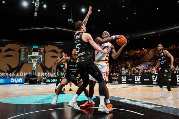 Easycredit BBL Basketball Braunschweig Löwen Fitness First Würzburger Baskets, 18 02 26 Darius Thompson Würzburg Baskets, 32 vs Luka ä uka Basketball Löwen Braunschweig, 5 Easycredit BBL Basketball Braunschweig Löwen vs Fitness First Würzburger Baskets on 18 02 2026 at the Volkswagen Halle, Braunschweig Copyright: xBEAUTIFULxSPORTS Tonhäuserx